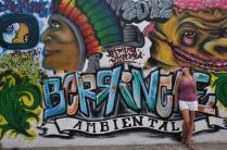 Admirada com os grafites de Granada, na Nicarágua